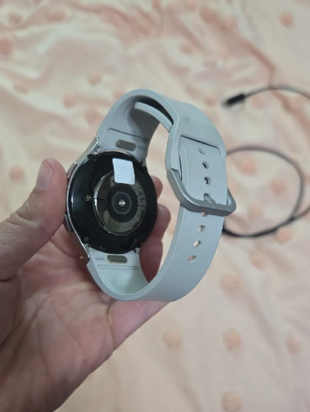 Sleek White Smartwatch with Silicone Band